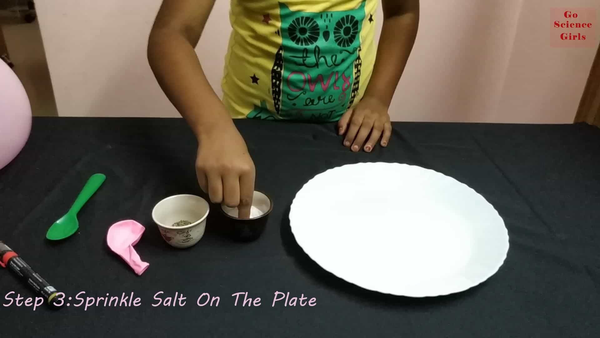 Sprinkle salt on the plate for balloon pepper salt experiment